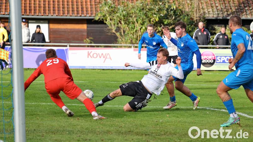 Auch hier gab es kein Tor für den SC Luhe-Wildenau: Benedikt Meckl (weißes Trikot) scheitert am Ettmannsdorfer Schlussmann Michael Herrmann. Bild: Dieter Jäschke
