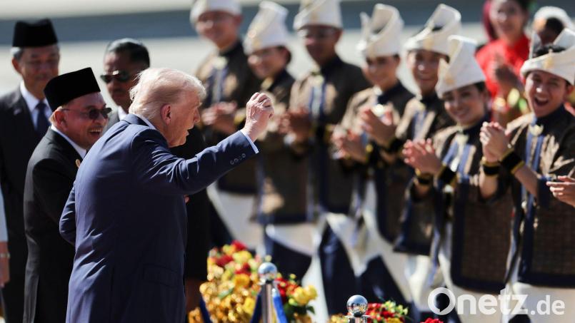 Trump präsentiert eine Tanzeinlage bei seiner Landung. Bild: Hasnoor Hussain/Pool Reuters/AP/dpa