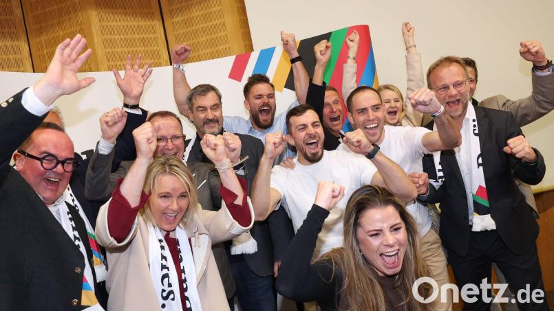 Die Befürworter bejubeln das Ja der Münchner Bürger für eine Olympia-Bewerbung. Bild: Karl-Josef Hildenbrand/dpa