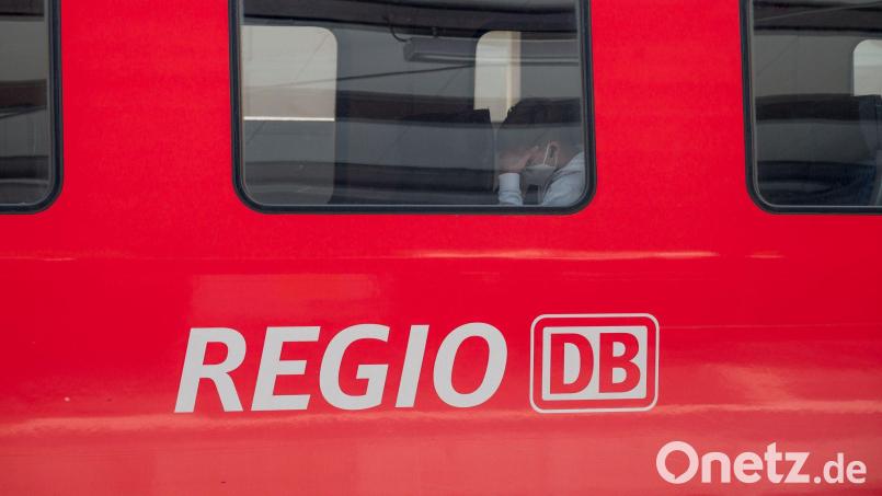 Zwischen Marktredwitz und Weiden liegt ein Baum im Gleis. Die Zugstrecke ist gesperrt. Symbolbild: Daniel Vogl/dpa