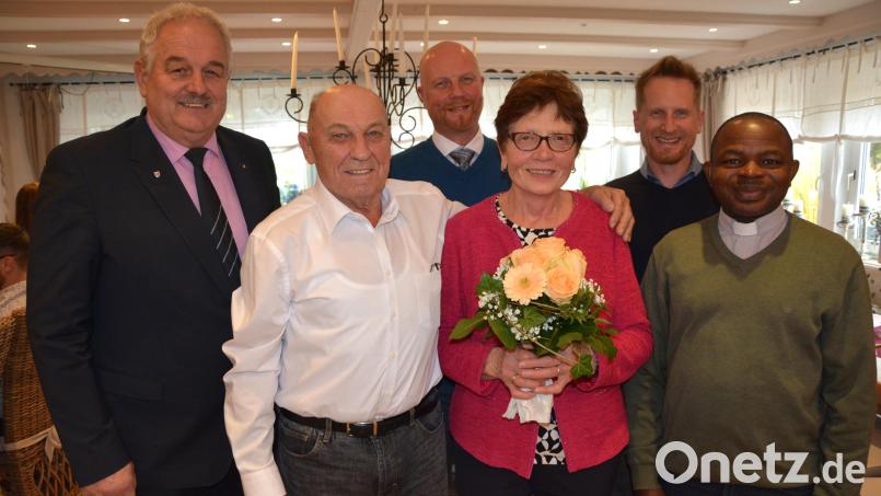 Monika und Hermann Malzer (vorne Mitte) aus Münchsgrün feierten am Sonntag Goldene Hochzeit, dazu gratulierten Pfarrvikar Luke Eze (rechts) und Bürgermeister Johann Burger (links). Im Hintergrund die beiden Söhne Thomas (Mitte) und Markus. Bild: jr