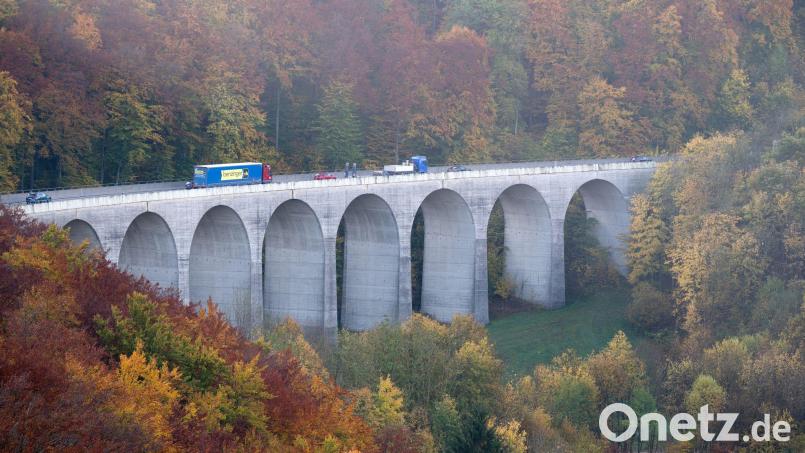 Die Autobahn GmbH bittet Autofahrerinnen und Autofahrer, keine Schleichwege zu nutzen und Navi-Systeme auszuschalten. (Archivbild) Bild: Bernd Weißbrod/dpa