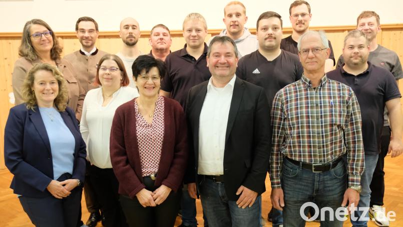 Die "CSU-Liste für die Zukunft" tritt mit Listenführer Bürgermeister Alexander Goller, mit drei Frauen und 9 Männern an, um für eine gestalterische Mehrheit im Gemeinderat und für die zukunftsfähige Entwicklung der Kommune zu kämpfen. Der Altersdurchschnitt beträgt 41,5 Jahre. Drei CSU-Ratsmitglieder treten nicht mehr an. Erste Gratulanten waren nach der Nominierung MdL Stephan Oetzinger und Bürgermeisterin und Bundeswahlkreis-Geschäftsführerin Carmen Pepiuk. Bild: do