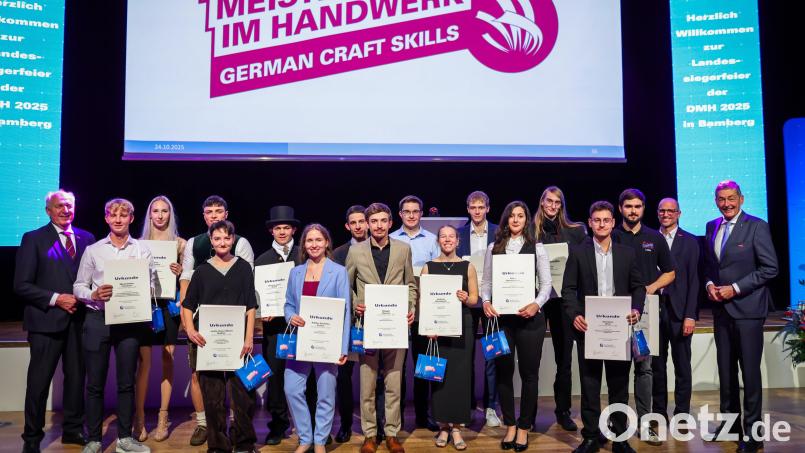 HWK-Präsident Dr. Georg Haber (rechts), Christian Kaiser, stellvertretender Bereichsleiter Berufsbildung der Handwerkskammer Niederbayern-Oberpfalz (zweiter von rechts), und Franz Xaver Peteranderl, Präsident des Bayerischen Handwerkstages (links), gratulierten den Landessiegerinnen und Landessiegern aus Ostbayern zu ihrem Erfolg bei der Deutschen Meisterschaft im Handwerk. Bild: Frank Wunderatsch