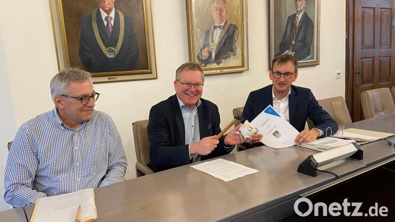 Ambergs Oberbürgermeister Michael Cerny (Mitte) schlachtet das städtische Sparschwein. Das finden Kämmerer Jens Wein (rechts) und Josef Weigert vom Steuer- und Haushaltsamt zwar nicht schön, aber notwendig. Bild: ass