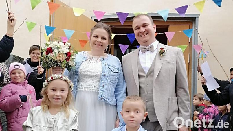 Das Hochzeitspaar Sonja Zimmerer und Stefan Piehler zeigt das Bild beim Verlassen der Marienkirche in Nabburg mit den Brautkindern Lina und Emil. Bild: Alexandra Elsner