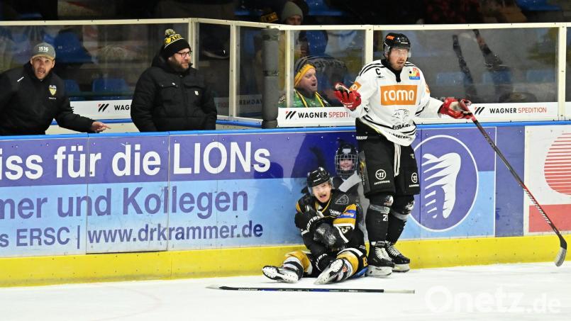 "Was soll ich machen?" Auch wenn sich sein Gegenspieler vom ESV Burgau unschuldig wähnt, hat sich Lukas Klughardt (links) vom ERSC Amberg in dieser Szene am Handgelenk verletzt. Bild: Hubert Ziegler