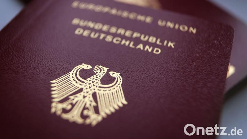 Normalerweise bekommt man nur einen Reisepass. Jetzt hat ein Gericht aber eine Ausnahme erlaubt, die einiges erleichtern könnte. (Symbolbild) Bild: Karl-Josef Hildenbrand/dpa/dpa-tmn
