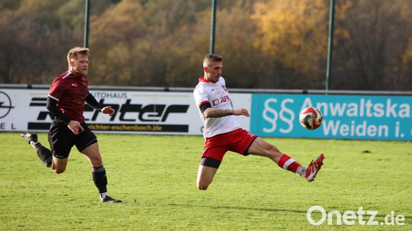 Das war das Tor zum 1:0-Sieg der SpVgg Trabitz gegen den Eschenbach: Manuel Stemmer (rechts) erzielt den Treffer, SC-Spieler Marcel Oehrlein kommt zu spät. Bild: Dieter Jäschke