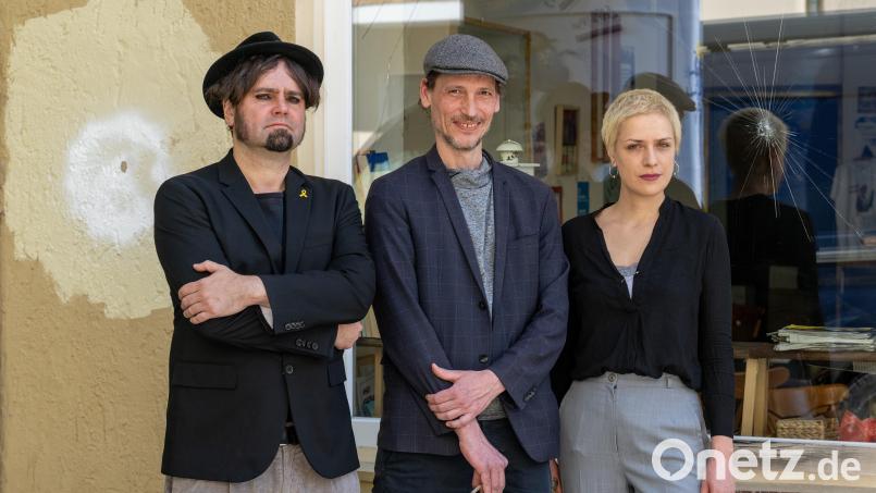 Alexander Carstiuc (von links) mit Alexander Renner und Andrea Reinhardt vor dem Bajszel in Neukölln. Bild: Soeren Stache/dpa