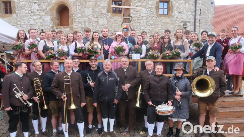 17 Kirwapaare kürten bei der Burgkirwa in Vilseck ihr neues Oberkirwapaar: Amelie Nutz und Jakob Schießlbauer (oben Mitte), für die passenden Klänge b eim Baumaustanzen hatten die Dagesteiner Musikanten gesorgt. Bild: rha
