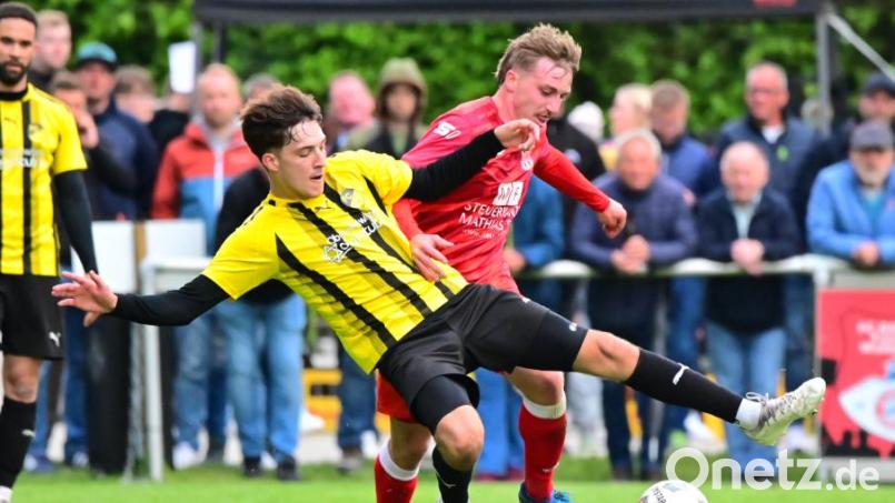 Felix Fux (rechts) musste nach knapp einer halben Stunde verletzungsbedingt ausgewechselt werden. Archivbild: Thomas Schrems