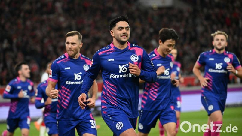 Amiri (M.) hatte nach seinem Treffer vor den Stuttgarter Fans gejubelt. Bild: Marijan Murat/dpa