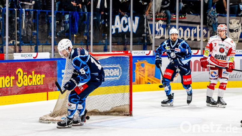 Luca Gläser (Mitte) bereitete vier Tore vor: In dieser Szene hatte Fabian Voit (links) zum 6:3-Endstand in verwaiste Crimmitschauer Tor eingenetzt. Bild: Elke Englmaier