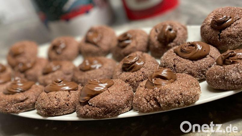 Elmas Kurabiye (Diamanten-Kekse) lassen sich auf viele Arten füllen. Die Weidenerin Aysel Özdemir nimmt als Creme Nutella. Bild: Aysel Özdemir