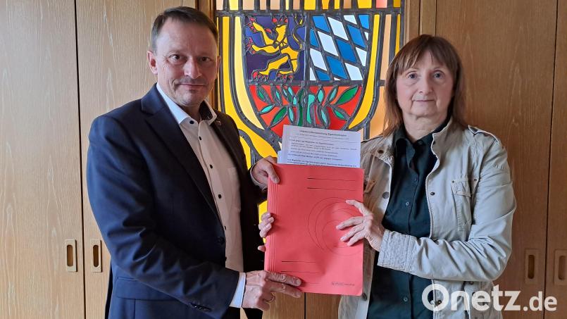 Helga Kick übergibt Unterschriften gegen das Wegwerfen von Zigarettenkippen an Weidens Oberbürgermeister Jens Meyer. Bild: Helga Kick