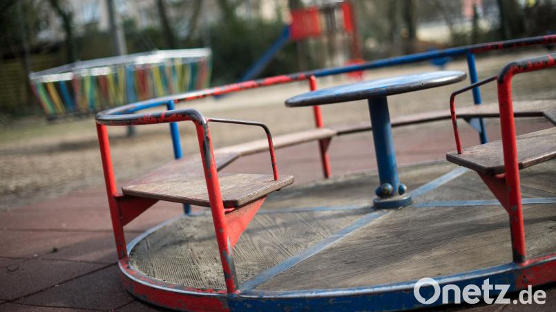 Zur besseren Beschattung von Spielplätzen wurde beim Familienstammtisch in Waldsassen das Pflanzen von Bäumen angeregt. Symbolbild: Marius Becker/dpa
