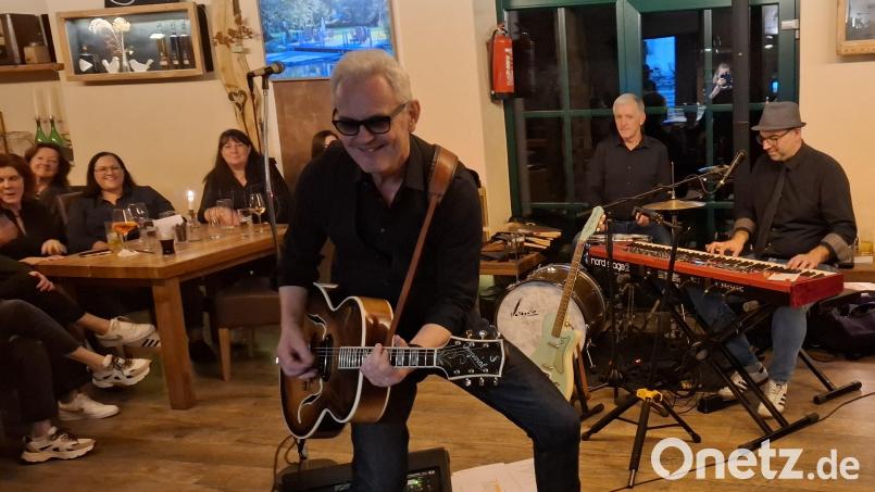 Chris Radlbeck (vorne) begeistert mit der "Rattle Gang" die Fans im Müllner-Hof in Schwarzach. Bild: jua