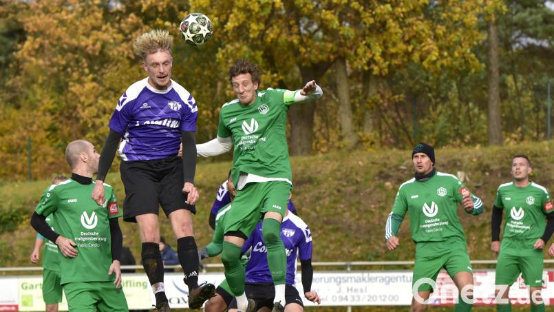 Der Stullner Willi Frank (grünes Trikot) und Noel Schwägerl vom TSV Detag Wernberg beim Kopfballduell. Beide Teams trennten sich am Sonntag mit 0:0. Bild: Hans Mark