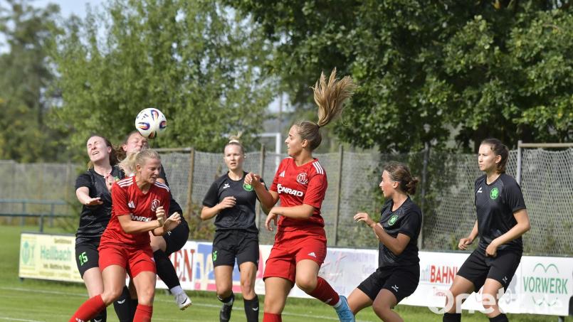 Liane Kempf (Dritte von rechts) hatte den TSV Theuern per Strafstoß in Führung gebracht. Archivbild: Hubert Ziegler