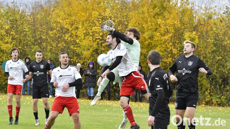 Nach einem Eckball geraten Riedens Torhüter Ben Lontke (Dritter von rechts) und Thomas Kotzbauer (Vierter von rechts), Spielertrainer der DJK Ursensollen, im Strafraum aneinander. Bild: Hubert Ziegler