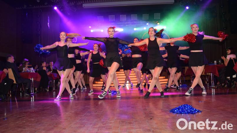 Die Sommergarde des VFV ist kurz vor Beginn der Faschingssaison schon überaus fit. Das zeigt der Auftritt beim Jubiläumsball "50 Jahre Stadthalle". Bild: Josef Pflaum