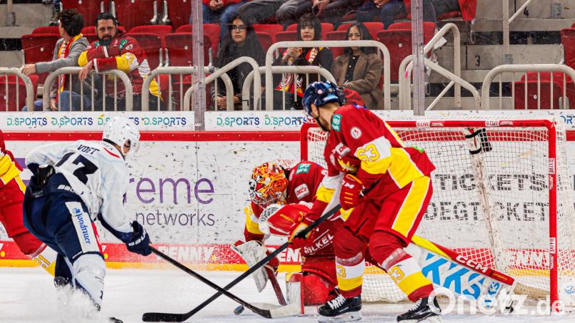 Was eint die Düsseldorfer EG (rote Trikots) und die Blue Devils Weiden? Beide verloren zuletzt gegen die Bietigheim Steelers. Bild: Werner Moller