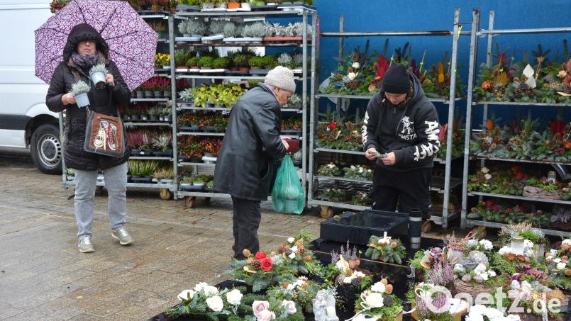 Nicht leicht hatten es die Fieranten wegen des schlechten Wetters beim Kirchweihmarkt in Tirschenreuth. Bild: jr