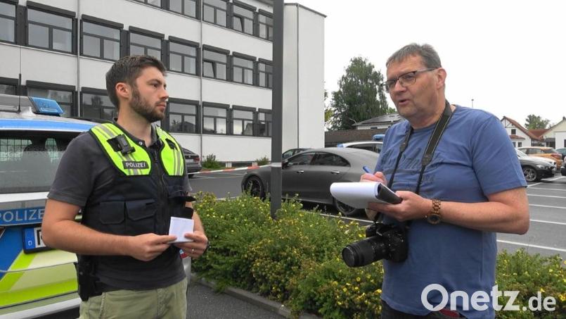 Mit Block, Stift und Kamera unterwegs war Wolfgang Benkhardt in den vergangenen Monaten immer wieder – wie hier in Tirschenreuth im Gespräch mit einem Polizeibeamten nach dem &quot;Angriff&quot; im Arbeitsamtsgebäude in Tirschenreuth, der sich am Ende als frei erfunden herausstellte. Bild: nic