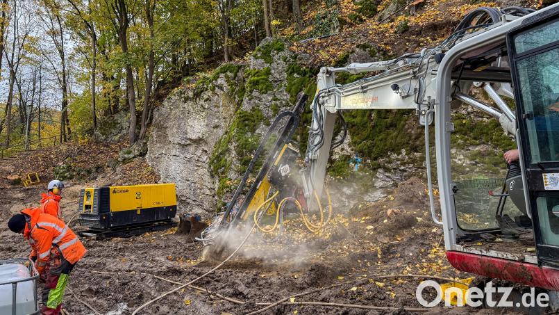 Am Erzberg in Amberg läuft gerade eine Felssicherung: Experten bauen hier Schutzvorrichtungen ein, damit Gesteinsbrocken, die sich aus dem Felsen lösen, nicht auf den Geh- und Radweg oder die vorbeiführende B 299 fallen. Bild: Petra Hartl