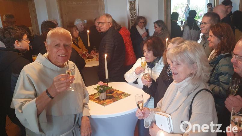 Viele Gläubige nutzten die Möglichkeit, im Kloster St. Felix mit einem Glas Sekt mit Pater Stanislaus auf die Heimkehr anzustoßen. Bild: mas