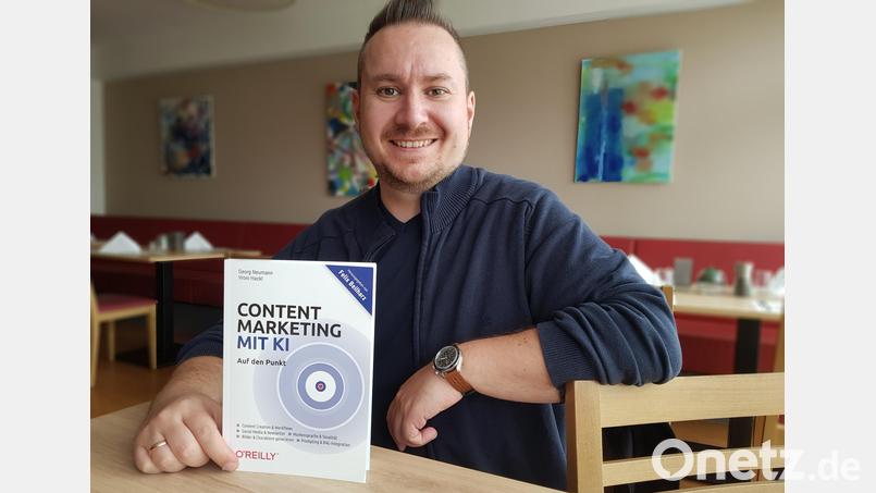 Der Erbendorfer Georg Neumann ist unter die Buchautoren gegangen. Er hat in einem Fachverlag mit seiner Geschäftspartnerin das Buch &quot;Content Marketing mit KI&quot; herausgebracht. Bild: Benkhardt