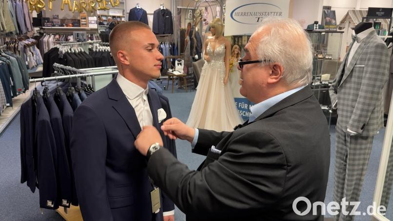 Um zu sehen, ob das Sakko dem Kunden passt, testet Turban die Größe. Bild: Gabi Schönberger