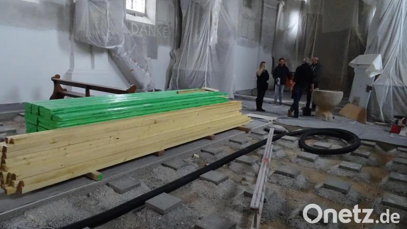 Noch sind die Arbeiten für den zweiten Bauabschnitt in der Wolfringer Kirche im Gang. Sie konzentrieren sich primär auf den Boden und umfangreiche Elektroarbeiten. Bild: Houschka