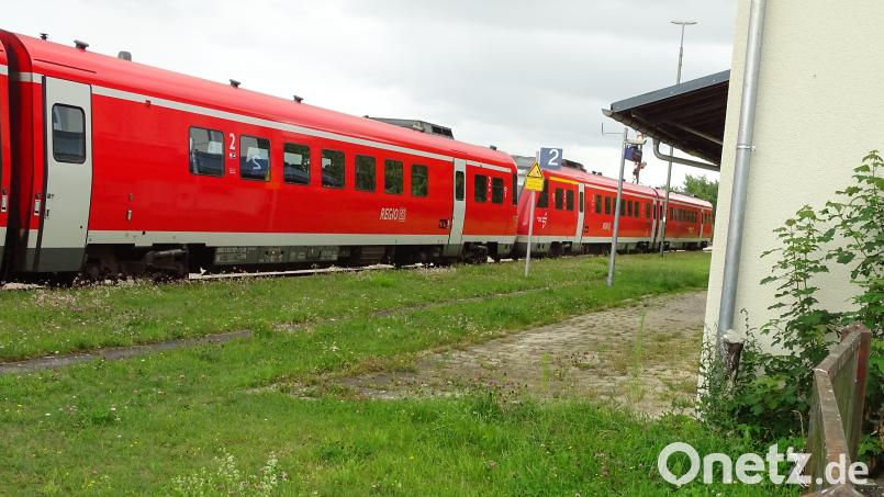 So etwas hat es regionsweit noch nicht gegeben: Wenn weiterhin Züge am Bahnhof von Freihöls halten sollen, müssten die Gemeinde Fensterbach und der Landkreis Schwandorf für die Umbaukosten über 300.000 Euro bezahlen. Bild: Houschka