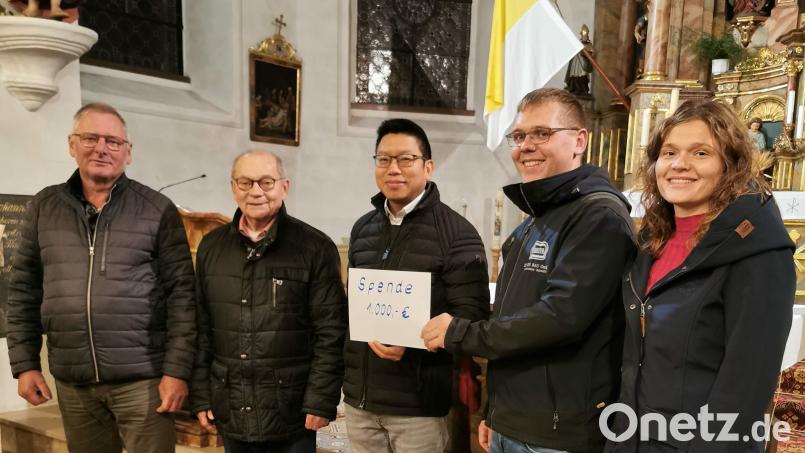 Bild von links: Josef Schleicher, der das neue Kreuz gefertigt hatte, Kirchenpfleger Franz Eller, Pater Samuel Patton, Michael und Maria Schmid von der Firma Dunzer Bau. Bild: hzi