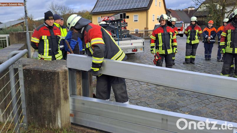 Damit alles im Ernstfall flott geht, wurde bei einer Hochwasserschutz-Übung unter anderem der Aufbau eines Verschlussbauwerkes geübt. Bild: pop