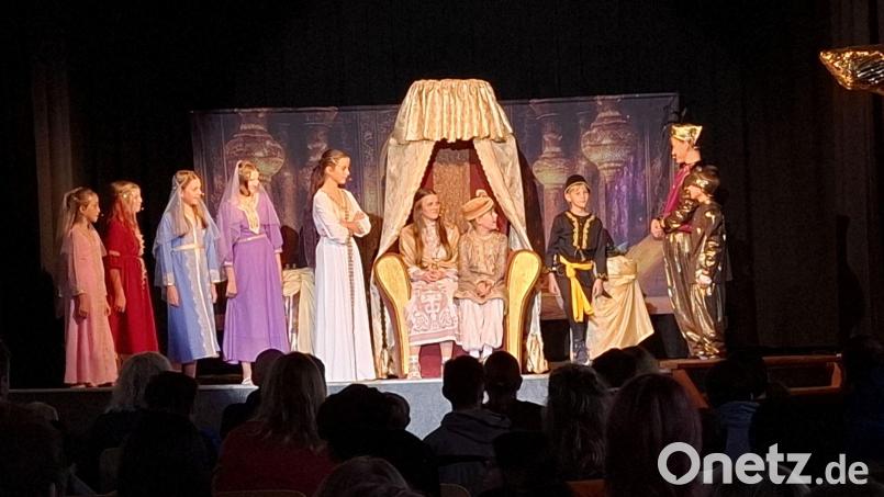 Der Zauberer Dschafar (rechts) möchte mit Hilfe der Wunderlampe den Thron erobern. Bild: gz