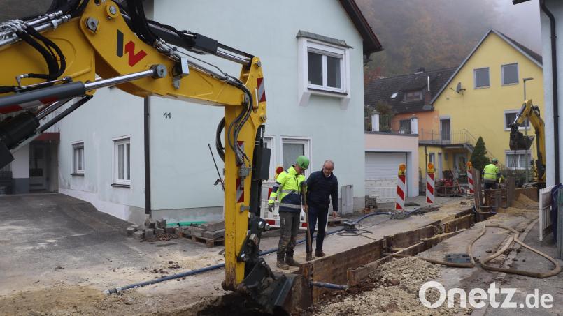 Bürgermeister Erwin Geitner (rechts) kam ins Gespräch mit den Arbeitern der Firma Englhard im Rahmen der laufenden Wasserleitungssanierung der Riedener Blumenthalstraße. Bild: mrr