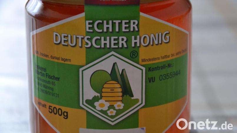 Nur wo "Echter deutscher Honig" draufsteht, ist er auch in garantiert einwandfreier Qualität drin. Wie hier der Waldhonig von Martin Fischer, Vorsitzender des Imkerkreisverbands Tirschenreuth und Zertifizierer des Deutschen Imkerbunds. Bild: Thorsten Schreiber
