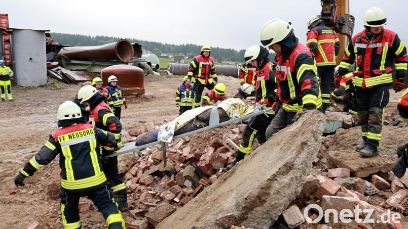 Körperlich gehen die Einsatzkräfte bei der großen Katastrophenschutzübung in Pullenreuth bis an ihre Grenzen. Bild: rw