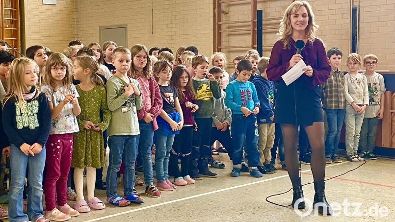 Die stellvertretende Schulleiterin Annalena Lotter holte mit ihrer Begrüßungsrede die neue "Kapitänin unseres Schulschiffs" mit an Bord. Eine bunte und motivierte Crew steht bereit, mit dir das Schiff zu navigieren Bild: Gerhard Krones