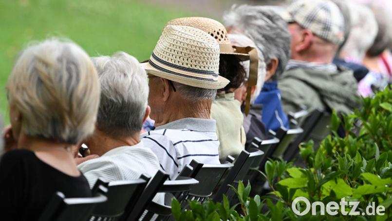 Unmittelbar nach Renteneintritt arbeiten viele Menschen noch weiter. Bild: Arne Dedert/dpa