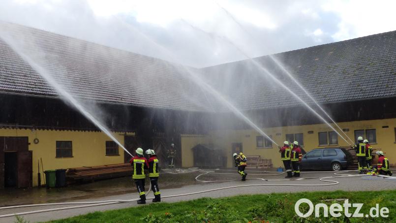 Wasser marsch: Bei einer Großübung bekämpften zahlreiche Einsatzkräfte der Freiwilligen Feuerwehren einen Brand in einer Scheune des "Goashofbauern". Bild: jp