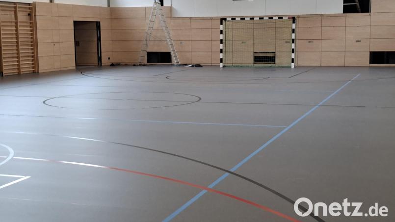 Kleinere Restarbeiten sind noch in der Mehrzweckhalle zu erledigen. Nach den Herbstferien kann dort nach über zweijähriger Generalsanierung wieder Schulsport, etwas später auch Vereinssport stattfinden. Im Januar soll es eine Eröffnungsveranstaltung geben. Bild: prh
