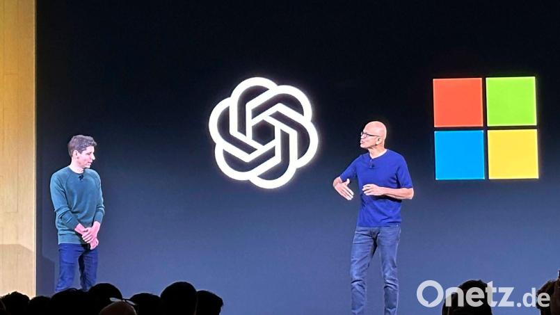 Microsoft-Chef Satya Nadella (rechts im Bild) war ein früher Unterstützer von OpenAI und des Mitgründers Sam Altman. (Archivbild) Bild: Barbara Ortutey/AP/dpa