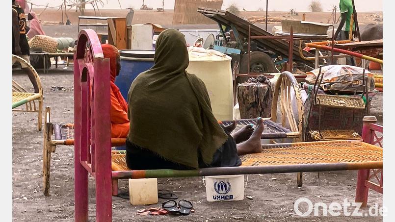 Geflüchtete Frauen aus dem  dem Sudan mit ihrer Habe. Der Machtkampf im Sudan, der seit Mitte April 2023 andauert, hat die nach UN-Angaben weltweit größte Flüchtlingskrise mit mehr als zwölf Millionen Geflüchteten ausgelöst. Bild: Eva-Maria Krafczyk/dpa