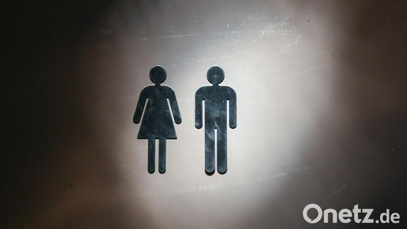 Unbekannte Täter beschädigten eine öffentliche Toilette in Amberg. Die Polizei sucht Zeugen. Symbolbild: Jens Kalaene