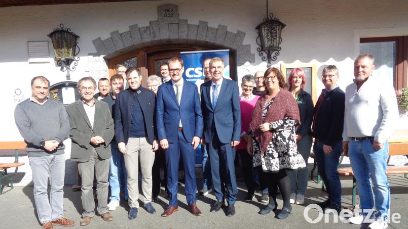 Der Bürgermeisterkandidat Tobias Ehrenfried (vorne Mitte) mit den Stadtratskandidaten und Landrat Thomas Ebeling und Landtagsabgeordneten Alexander Flierl (beide hinten von rechts) Bild: amö