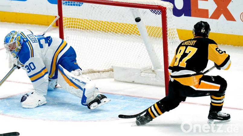 Am Rande des Spiels in Pittsburgh stürzte ein Fan von der Tribüne. Bild: Matt Freed/AP/dpa